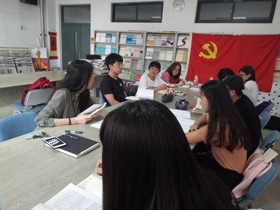 说明:E:\王欣\党务\不忘初心牢记使命主题教育\宣传报道\1683168 3诸侯快讯入口党委扎实推进“不忘初心、牢记使命”主题教育活动取得实效\本科一支部集中学习20190919.jpg